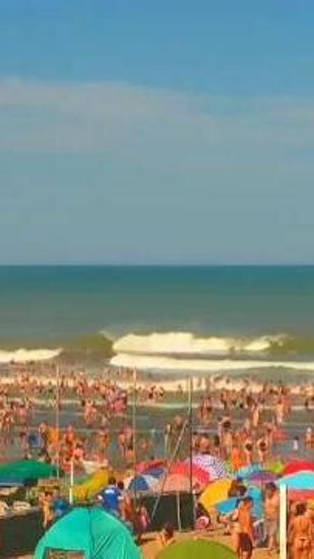 Argentina, forte onda anomala travolge una spiaggia: un morto e 35 feriti