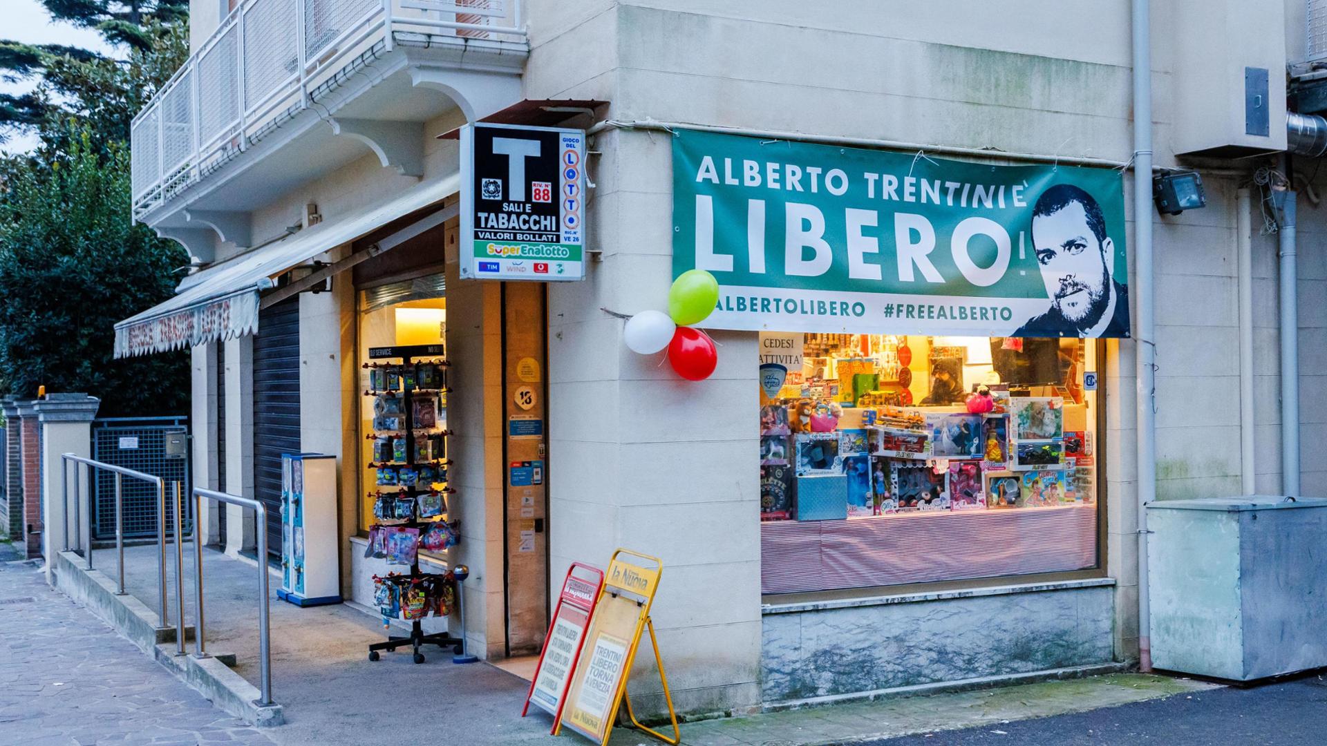 Quella carezza ad Alberto Trentini e l&rsquo;abbraccio mancato a Giulio Regeni