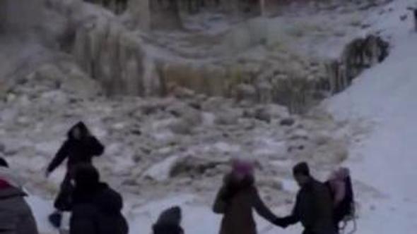 Cascata di ghiaccio crolla all'improvviso: escursionisti si salvano all'ultimo istante