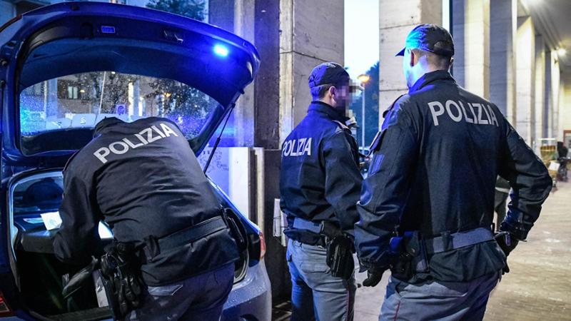 Annunci in rete e telecamere in casa: così funzionava il giro a luci rosse