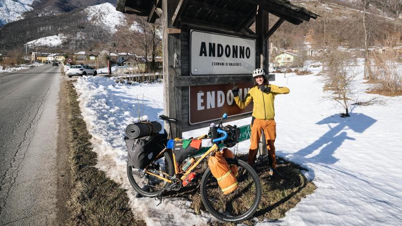 Il giro del mondo in bicicletta, la sfida di Simone: “Cerco un posto dove vivere bene”