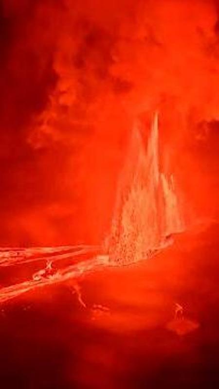 Hawaii, nuova eruzione del vulcano Kilauea: le fontane di lava sfiorano i 500 metri