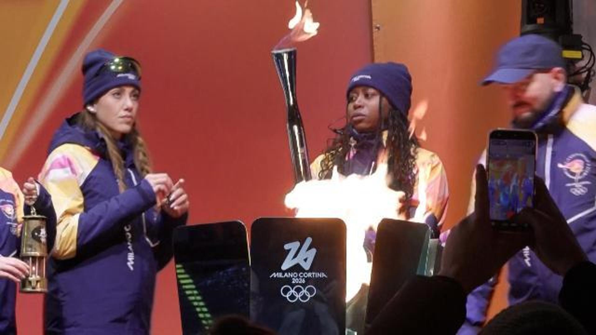 La Torcia Olimpica a Casale, la gioia dei cittadini per Milano-Cortina