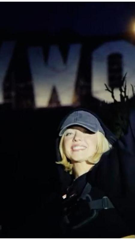 L'attrice Sydney Sweeney appende reggiseni sulla scritta 