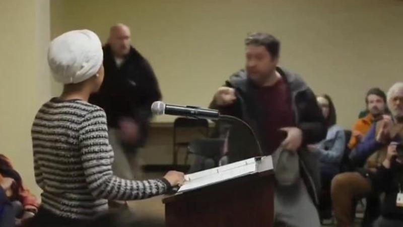 Minneapolis, la deputata anti-Ice Ilhan Omar aggredita: un uomo le spruzza addosso del liquido