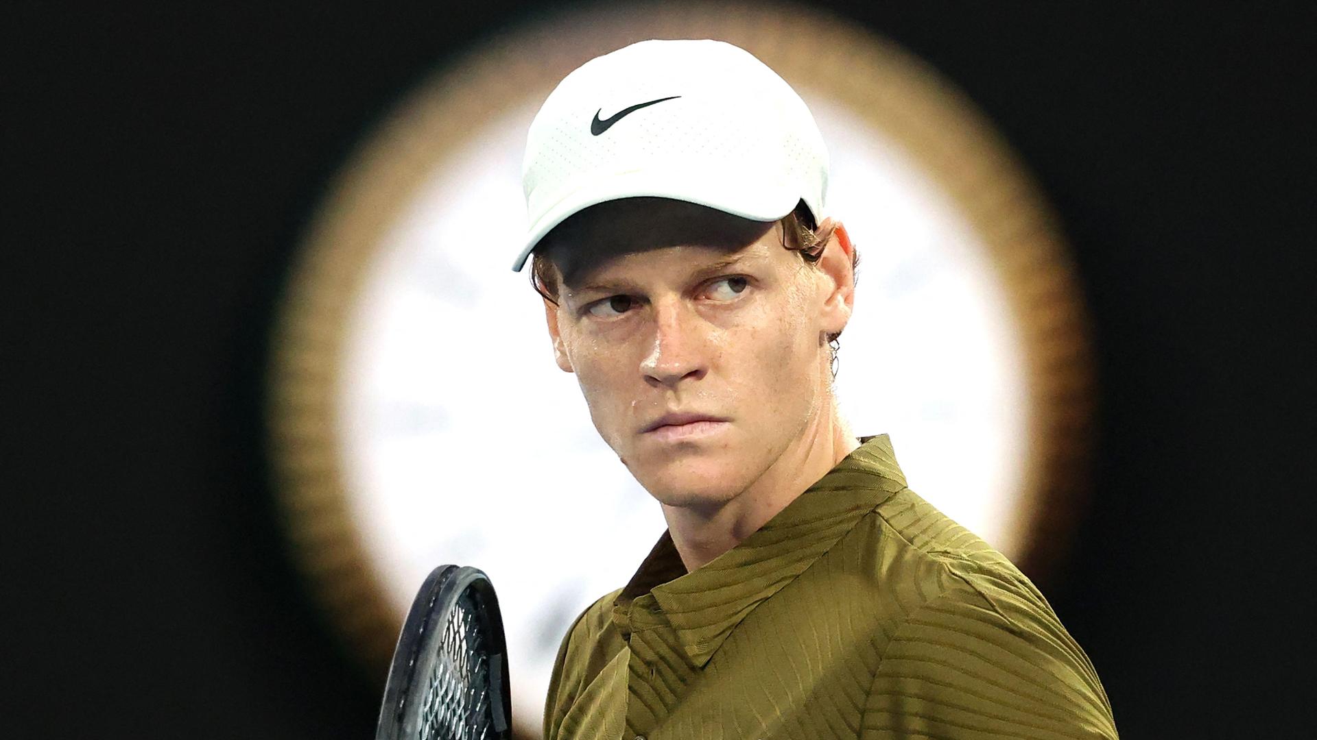 Sinner supera Shelton in 3 set e raggiunge Djokovic in semifinale. Infortunio per Musetti