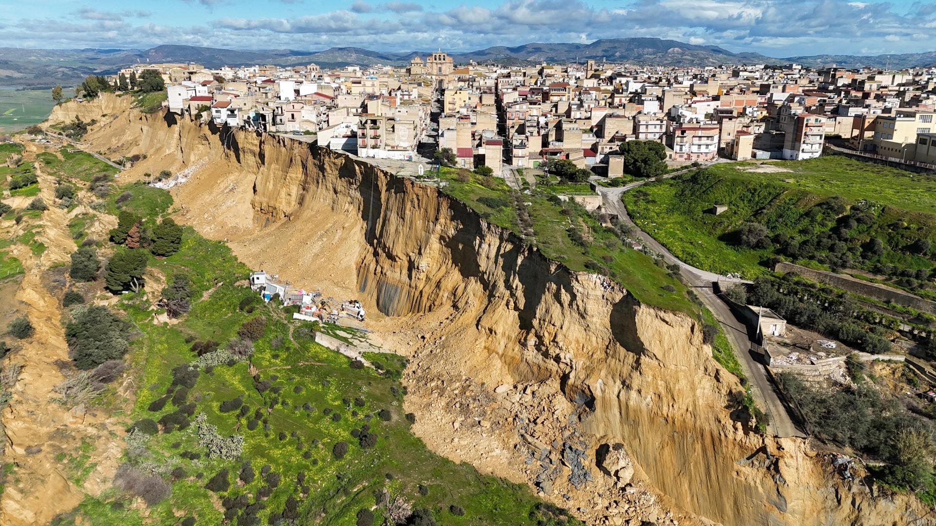 Niscemi e la Sicilia che vuole usare i fondi del ponte