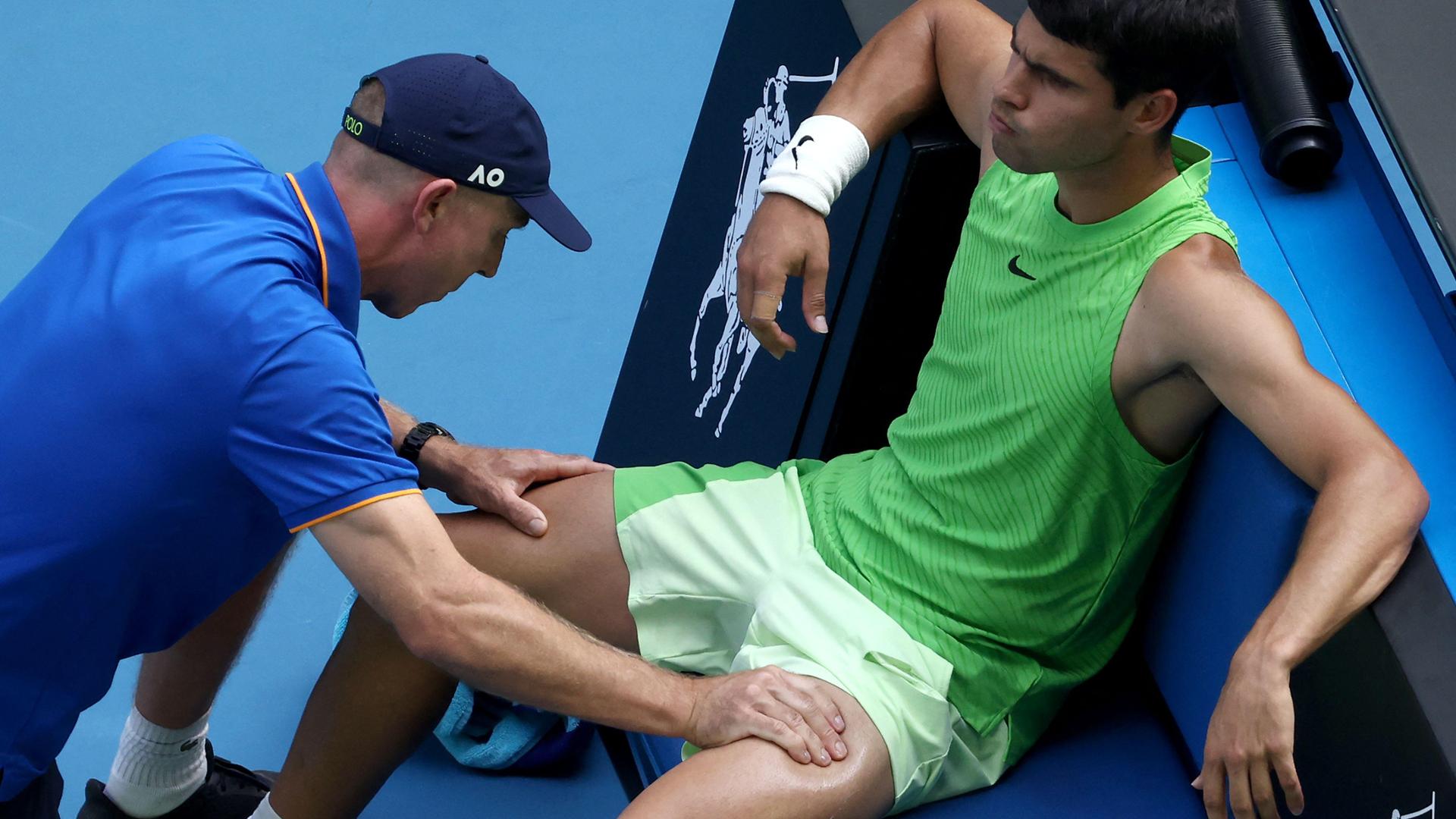 Alcaraz-Zverev, Carlos ha i crampi e perde il terzo set. Alle 9.30 Sinner-Djokovic