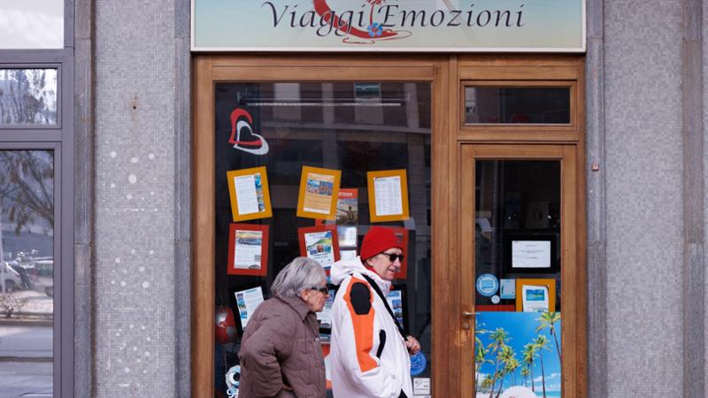 Vacanze fantasma, dopo lo stupore esplode la rabbia: “Ora basta, mi deve 17 mila euro”