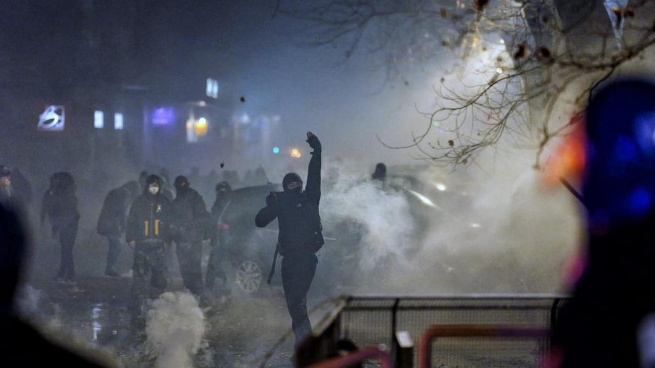 Corteo per Aska, guerriglia a Torino: diversi feriti, 10 fermi tra gli antagonisti. Mattarella chiama Piantedosi: “Solidarietà alle forze dell'ordine”. Meloni: “Colpito lo Stato, la magistratura faccia la sua parte”
