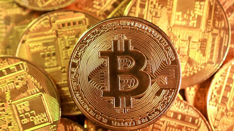 Bitcoin scende a 70mila dollari, valore dimezzato dai record dell’anno scorso