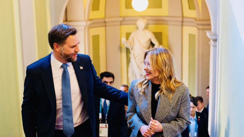 Alle Olimpiadi il giallo dello “SPOUSE”, spunta il consorte fantasma di Meloni al pranzo con Vance