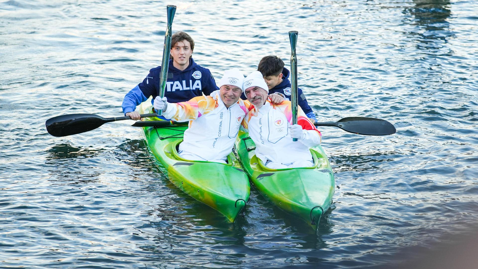 Il passaggio della fiaccola olimpica tra Antonio Rossi e Beniamino Bonomi - La Stampa