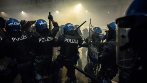 Milano, manifestazione contro le Olimpiadi: 5mila in corteo, scontri e sei fermi. Vance fischiato