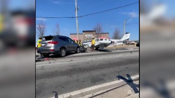 Stati Uniti, aereo da turismo atterra sulla statale e si scontra con un'auto