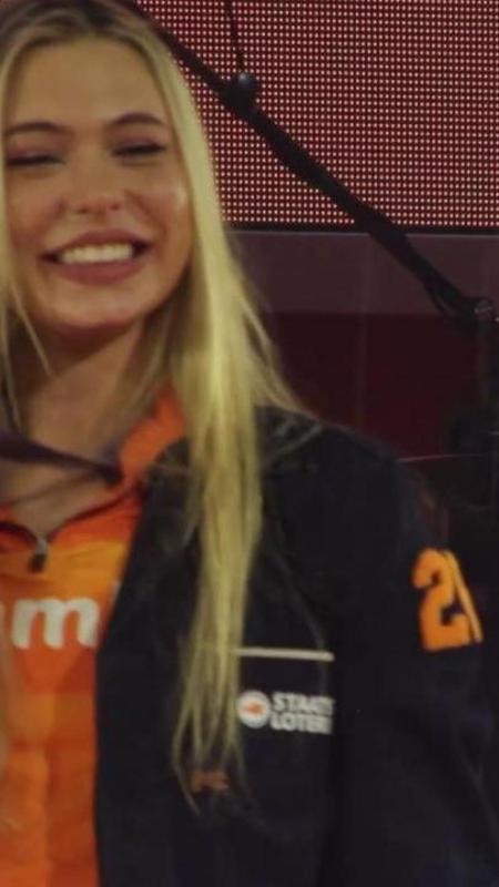 Olimpiadi, sorpresa a Casa Olanda: arriva la star Jutta Leerdam. Salti e balli sul palco per i tifosi