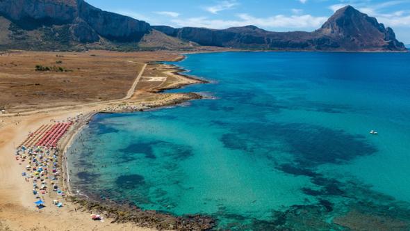 Giù le mani da Makari, scontro sulla spiaggia celebrata in tv