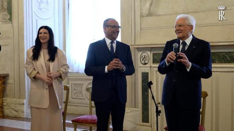 Sanremo, i big al Quirinale intonano Azzurro. Mattarella: 