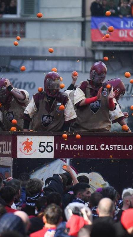 La battaglia delle arance al Carnevale di Ivrea: le immagini