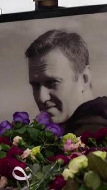 Mosca ricorda  Alexei Navalny: mazzi di fiori deposti sulla tomba dell'oppositore morto due anni fa