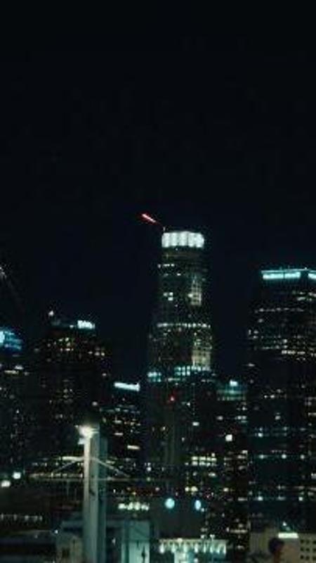 Los Angeles, il razzo Starlink visibile tra i grattacieli della città