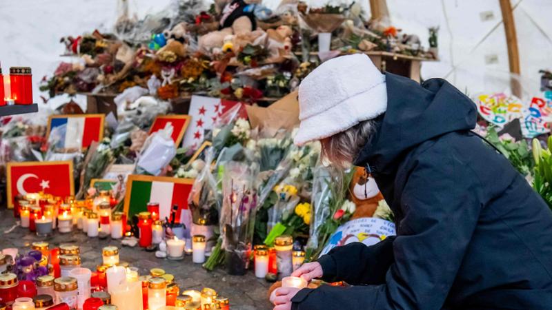 Il ritorno a casa di Elsa dopo Crans-Montana: “È stato un inferno ma l’abbiamo superato”
