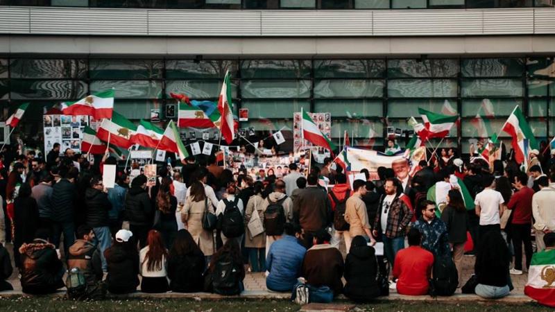 Sinistra in piazza  contro la “guerra sionista”. Protestano gli iraniani: “Difendete il regime”
