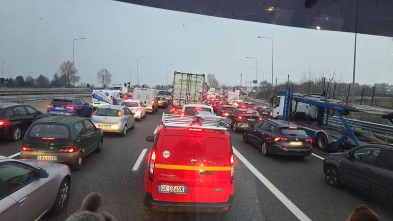 Incidente in tangenziale tra Torino e Collegno: scontro tra due auto ...