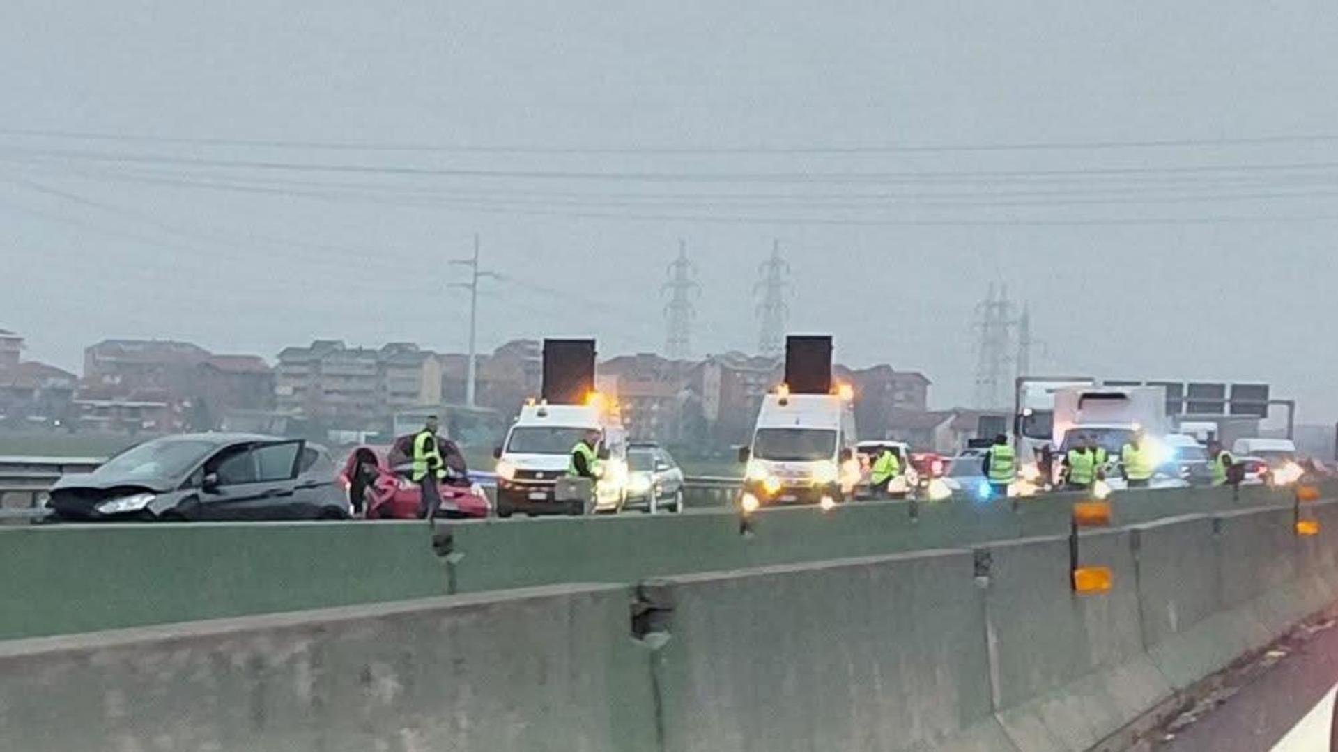 Incidente in tangenziale tra Torino e Collegno: scontro tra due auto ...