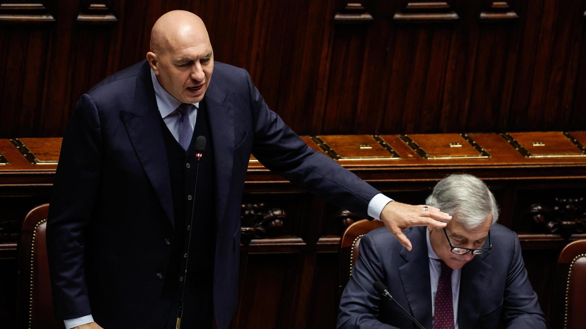 Crosetto: “L’attacco Usa viola il diritto”. Meloni: “Non siamo in guerra”. Sì al testo della maggioranza
