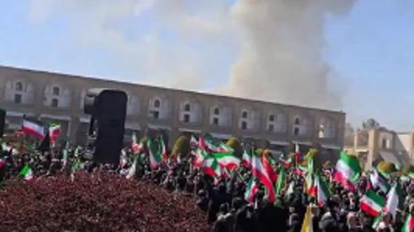 Isfahan, missile cade vicino alla manifestazione pro regime. La folla urla 