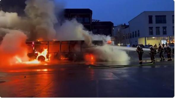 Svizzera, le immagini tremende dell'autobus che prende fuoco. Ci sono morti e feriti