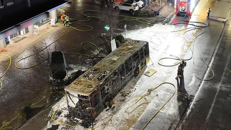 Autobus prende fuoco in Svizzera, sei morti e cinque feriti. “Un uomo si è dato fuoco all’interno”