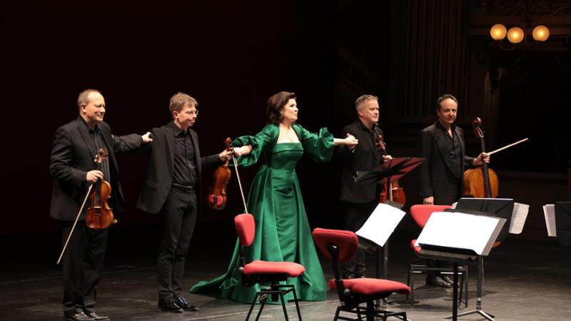 Rebeka canta così bene da annoiare