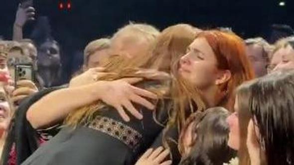 I fan portano la bandiera ucraina al concerto di Florence and the Machine. La cantante li abbraccia