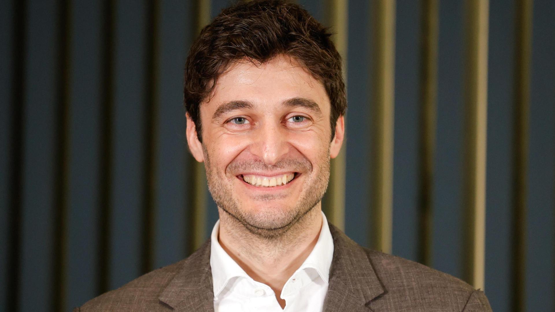 Lino Guanciale: “Il mio nuovo miracolo a Milano sospeso tra Totò ed Enzo Jannacci”
