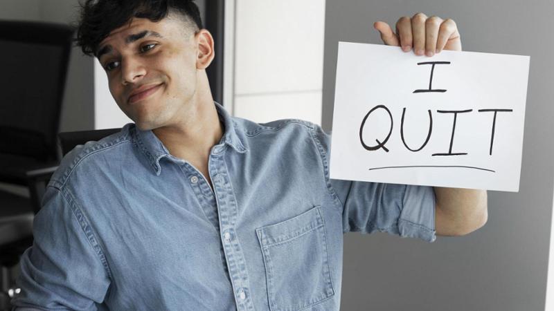 Due complimenti e una critica. La “tattica del sandwich” per salvarsi dal leader narcisista