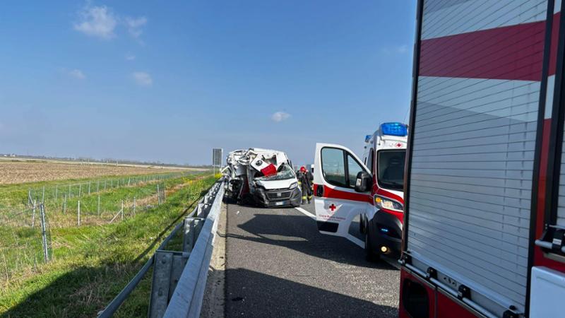 Col furgone tampona un camion sulla A4 tra Novara e Biandrate, ferito ...