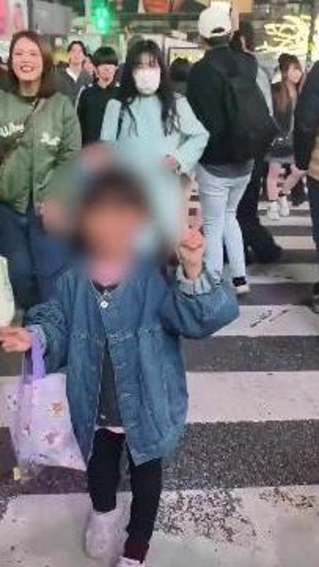 Bambina spintonata a terra da una passante a Tokyo: quando il fenomeno butsukari diventa estremo