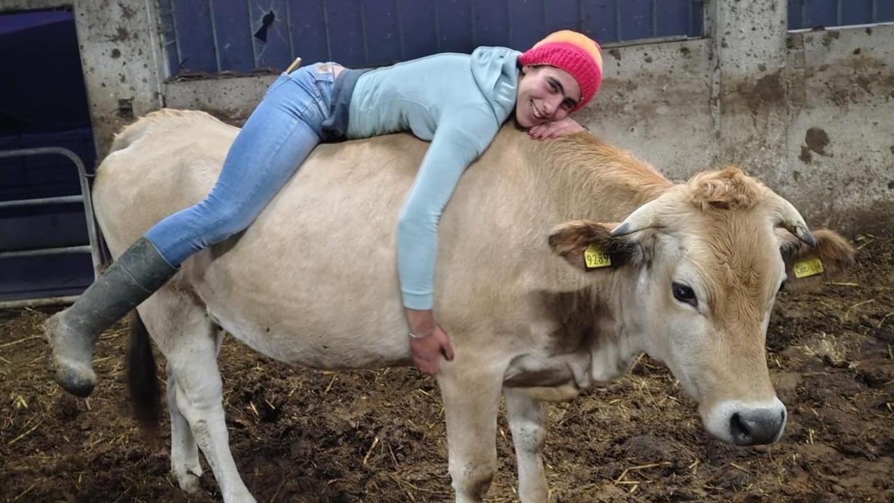 “Scalzi e senza scuola dormiamo vicino agli animali, ma qui sul monte siamo felici”
