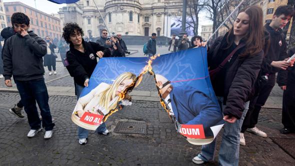 Roma, al corteo per il “no” al referendum bruciato cartellone con immagini di Meloni e Nordio