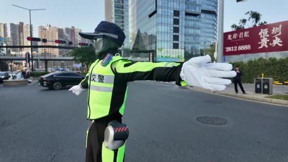 A dirigere il traffico è un robot: il debutto in strada del poliziotto androide a Shenzhen