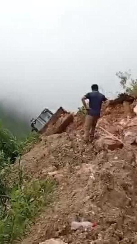 Salvi per un soffio, in Perù due operai scampano ad una frana che travolge il bulldozer