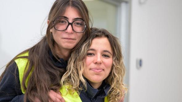 Denia e Greta, professione gruiste al lavoro per la Vernazza