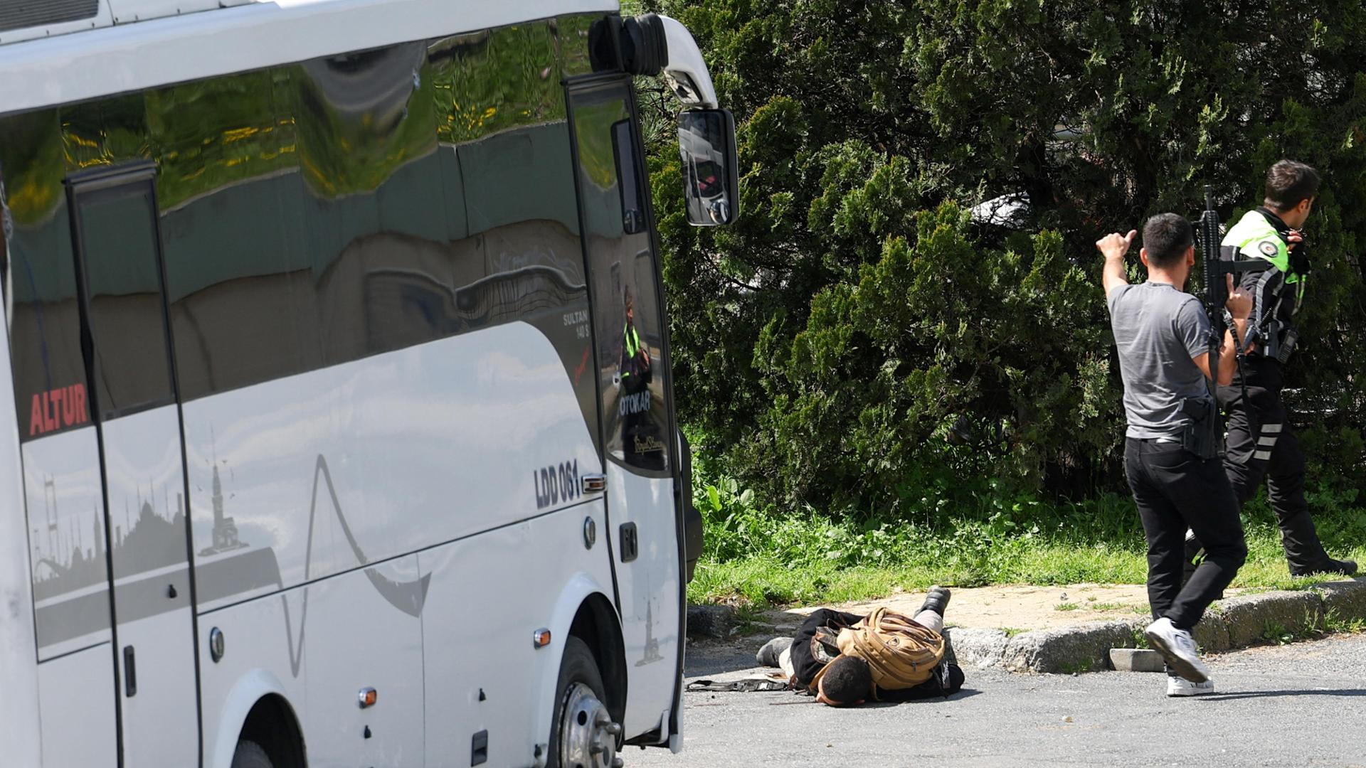 Colpi d&rsquo;arma vicino al consolato d&rsquo;Israele a Istanbul: 3 morti. Media: Khamenei non &egrave; cosciente