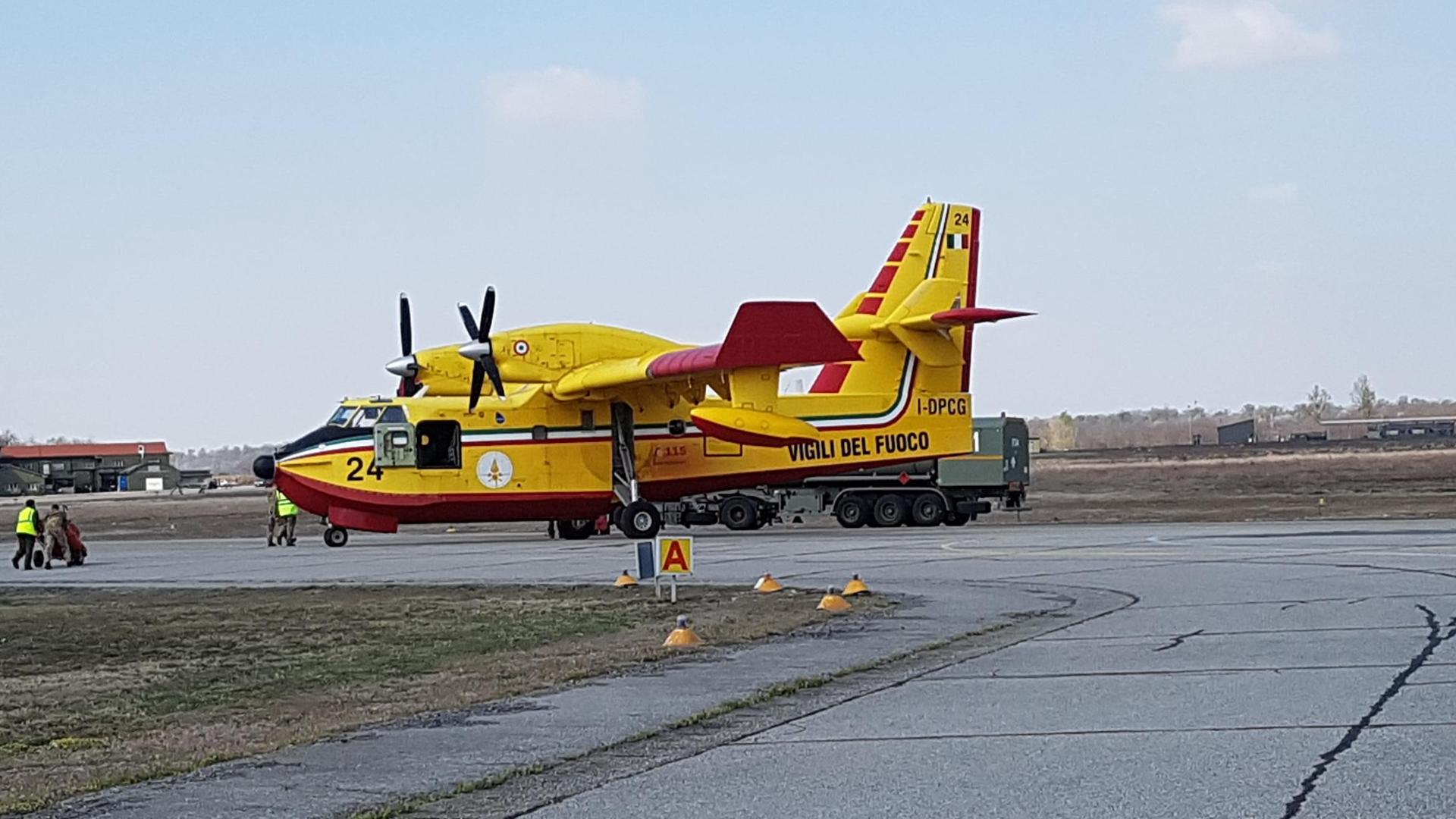 I Canadair impegnati nel rogo della Valsesia si riforniscono a Cameri ...