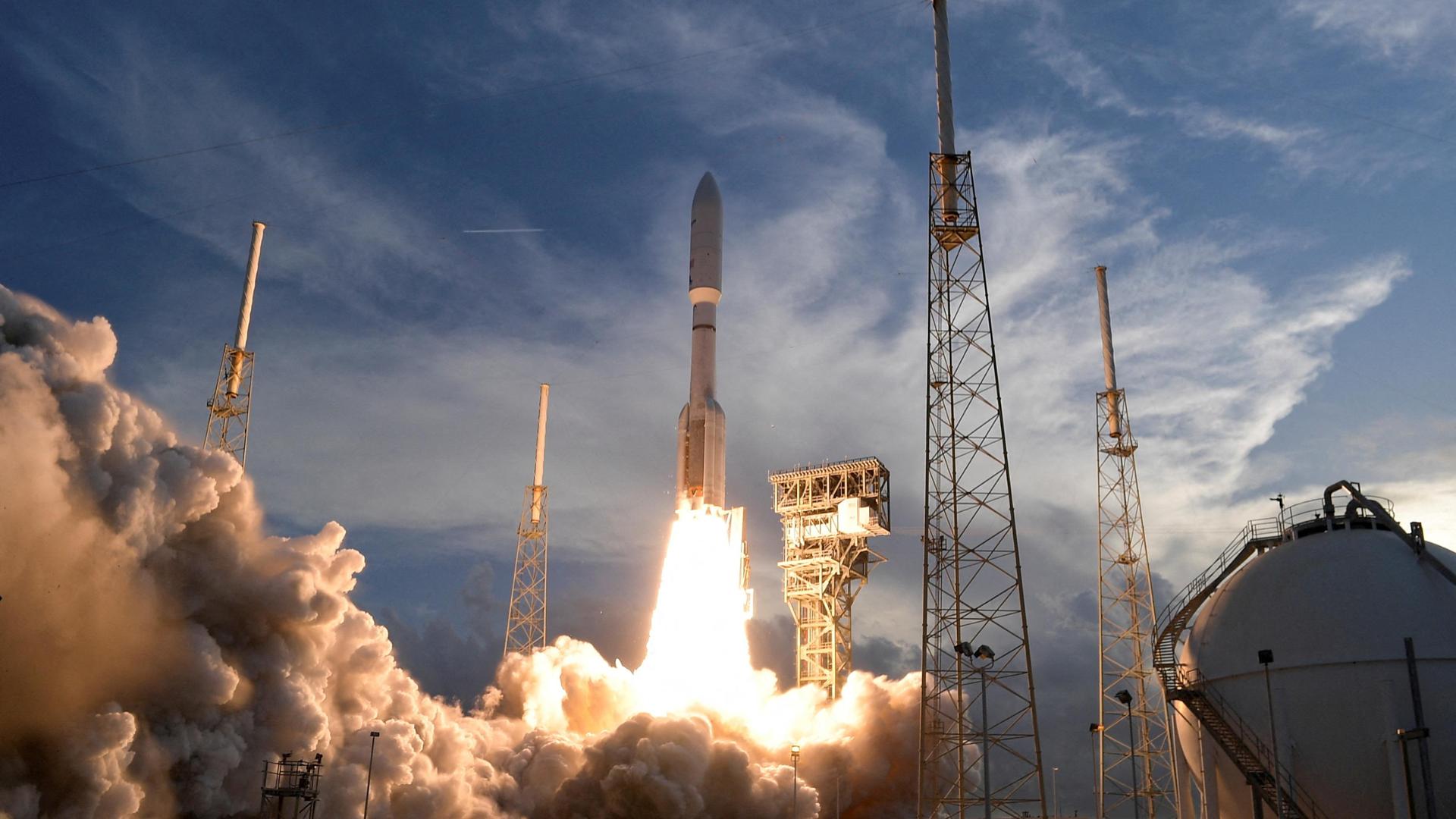 Amazon firma l’accordo con Globalstar: operazione da 11,57 miliardi per sfidare Elon Musk