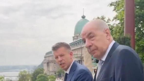 Ungheria, Magyar va dal presidente della Repubblica e vede Orbán sul balcone del palazzo accanto