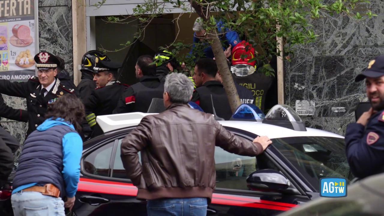 Napoli, rapina in banca: il momento della liberazione degli ostaggi