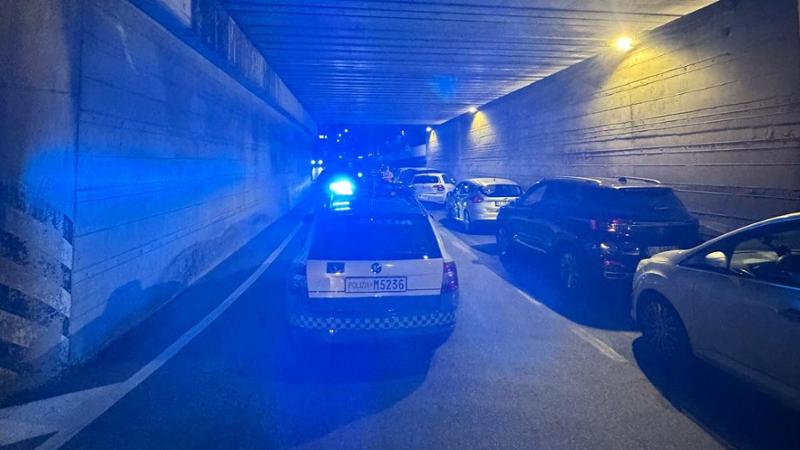 Incidente a Vado Ligure, sbanda e urta 4 veicoli in sosta